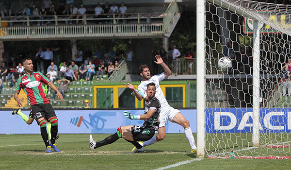 Il gol di Scavone contro la Ternana (Foto Ivan Benedetto)