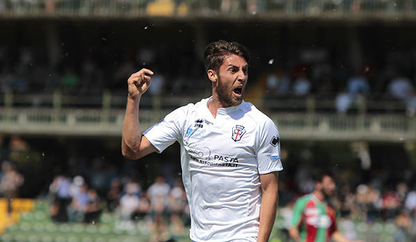 Manuel Scavone dopo il gol alla Ternana (Foto Ivan Benedetto)