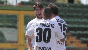 La gioia dopo il gol di Scavone contro la Ternana (Foto Ivan Benedetto)