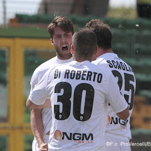 La gioia dopo il gol di Scavone contro la Ternana (Foto Ivan Benedetto)