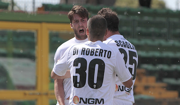 La gioia dopo il gol di Scavone contro la Ternana (Foto Ivan Benedetto)