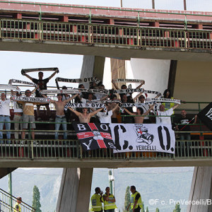 I tifosi della Pro Vercelli a Terni nel maggio 2015 (Foto Ivan Benedetto)