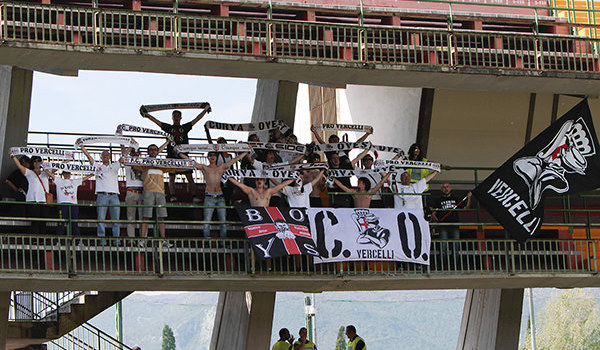 I tifosi della Pro Vercelli a Terni nel maggio 2015 (Foto Ivan Benedetto)