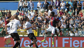 L'assist di Mattia Bani a Davide Luppi per Pro Vercelli-Bologna (Foto Ivan Benedetto)