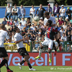 L'assist di Mattia Bani a Davide Luppi per Pro Vercelli-Bologna (Foto Ivan Benedetto)