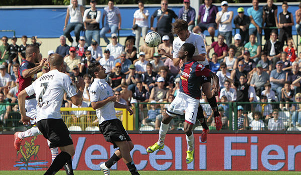 L'assist di Mattia Bani a Davide Luppi per Pro Vercelli-Bologna (Foto Ivan Benedetto)