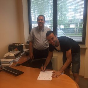 Ettore Marchi appone la firma sul contratto col presidente Massimo Secondo (Foto Fc Pro Vercelli)