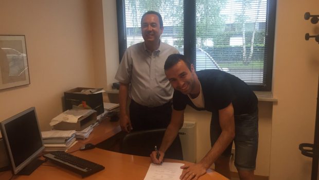 Ettore Marchi appone la firma sul contratto col presidente Massimo Secondo (Foto Fc Pro Vercelli)