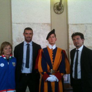 Il dg Bordone, l'addetto stampa Simonetti assieme a Milly Cometti di Special Olympics in Vaticano (Foto Fc Pro Vercelli)