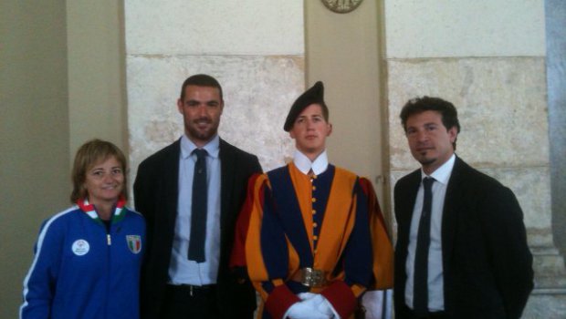 Il dg Bordone, l'addetto stampa Simonetti assieme a Milly Cometti di Special Olympics in Vaticano (Foto Fc Pro Vercelli)