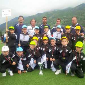 I Pulcini 2° anno, con la coppa per il 2° posto al Trofeo Topolino