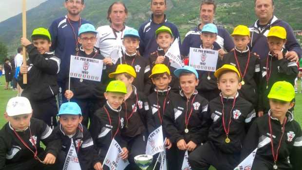 I Pulcini 2° anno, con la coppa per il 2° posto al Trofeo Topolino