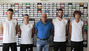 I nuovi acquisti Redolfi, Esposito, Nocchi e Luperini col ds Varini (Foto Ivan Benedetto)