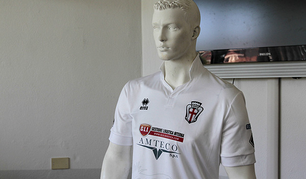 La nuova maglia della Pro Vercelli (Foto Ivan Benedetto)