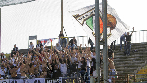 I tifosi della Pro Vercelli a Brescia (Foto Ivan Benedetto)