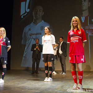 Le tre maglie ufficiali della Pro Vercelli (Foto Ivan Benedetto)