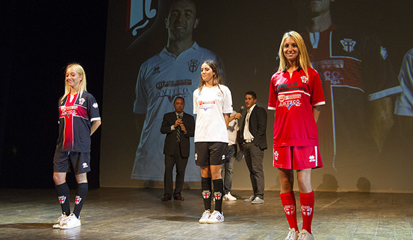 Le tre maglie ufficiali della Pro Vercelli (Foto Ivan Benedetto)