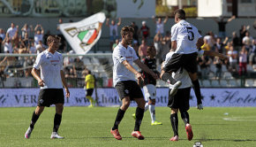 Esultanza di gruppo dopo il gol di Gatto (Foto Ivan Benedetto)