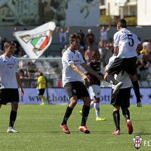 Esultanza di gruppo dopo il gol di Gatto (Foto Ivan Benedetto)