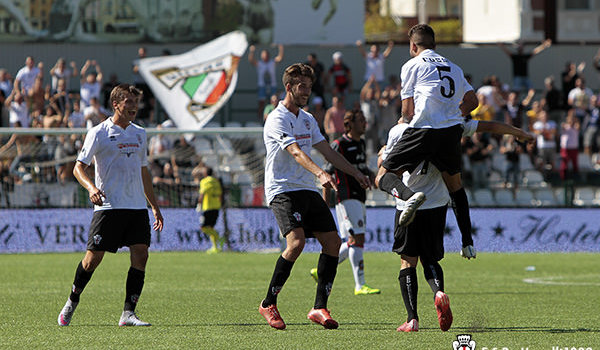 Esultanza di gruppo dopo il gol di Gatto (Foto Ivan Benedetto)