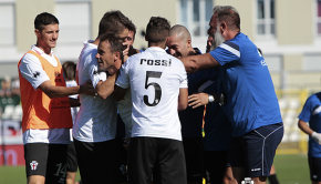 I compagni e lo staff abbracciano Massimiliano Scaglia (Foto Ivan Benedetto)