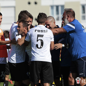 I compagni e lo staff abbracciano Massimiliano Scaglia (Foto Ivan Benedetto)