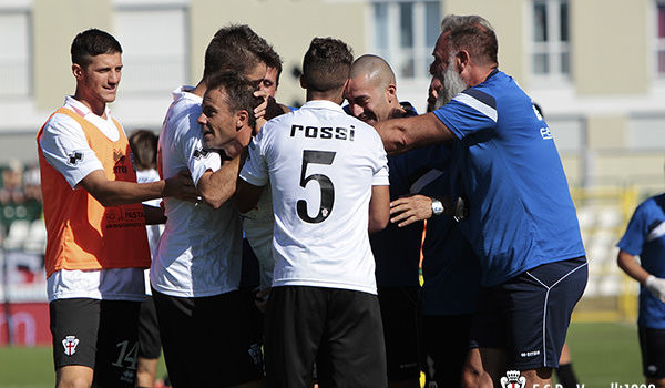 I compagni e lo staff abbracciano Massimiliano Scaglia (Foto Ivan Benedetto)