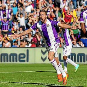 Fausto Rossi esulta per il gol al Barcellona