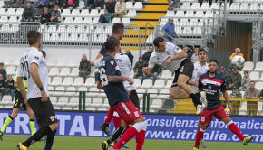 Il colpo di testa di Ettore Marchi col Vicenza (Foto Ivan Benedetto)