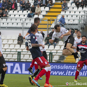 Il colpo di testa di Ettore Marchi col Vicenza (Foto Ivan Benedetto)