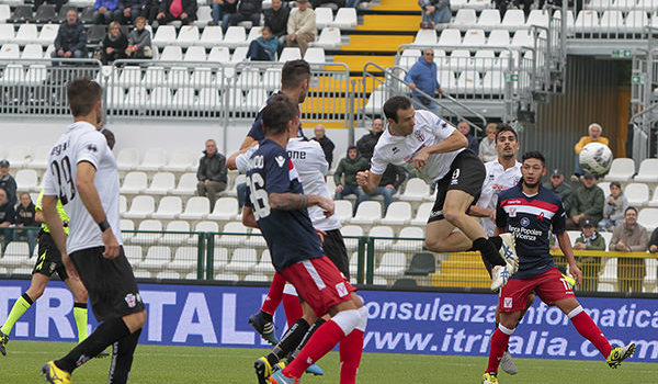 Il colpo di testa di Ettore Marchi col Vicenza (Foto Ivan Benedetto)