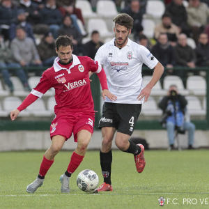 Mattia Bani contro il Como (Foto Ivan Benedetto)