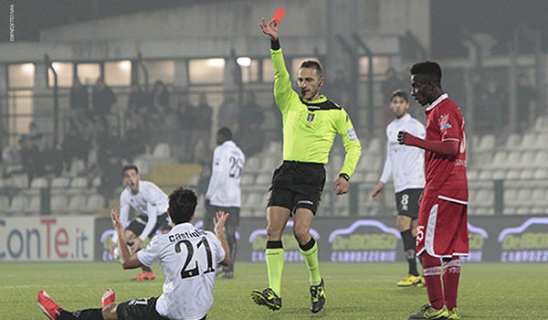 L'espulsione di Luca Castiglia (Foto Ivan Benedetto)