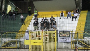 I tifosi della Pro Vercelli presenti ad Avellino lo scorso anno (Foto Ivan Benedetto)