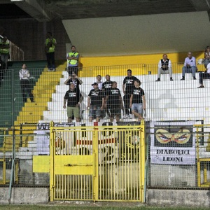 I tifosi della Pro Vercelli presenti ad Avellino lo scorso anno (Foto Ivan Benedetto)