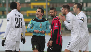 Manuel Scavone protesta dopo l'espulsione con l'arbitro Marini (Foto Ivan Benedetto)