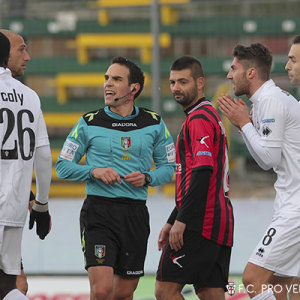 Manuel Scavone protesta dopo l'espulsione con l'arbitro Marini (Foto Ivan Benedetto)