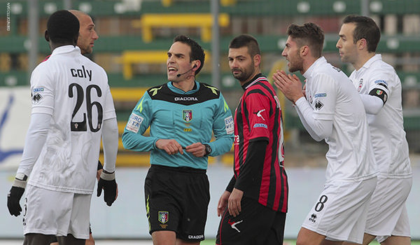 Manuel Scavone protesta dopo l'espulsione con l'arbitro Marini (Foto Ivan Benedetto)