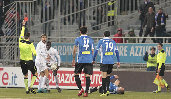 L'espulsione di Fausto Rossi (Foto Ivan Benedetto)