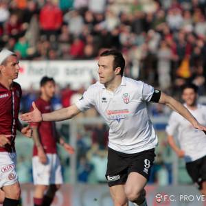 Ettore Marchi esulta dopo il gol al Livorno (Foto Ivan Benedetto)