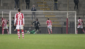 Il rigore parato da Mirko Pigliacelli (Foto Ivan Benedetto)