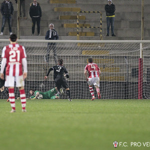 Il rigore parato da Mirko Pigliacelli (Foto Ivan Benedetto)