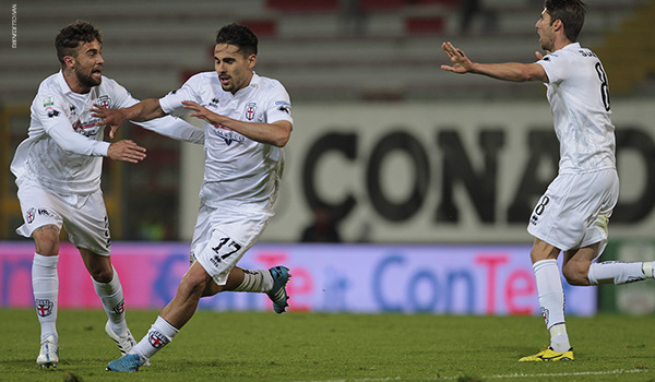 Ardizzone esulta per il gol al Perugia (Foto Ivan Benedetto)