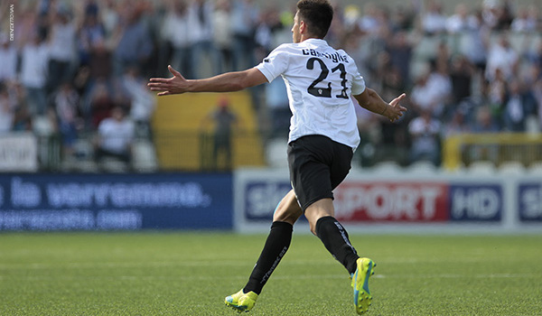 Castiglia esulta per il gol al Trapani (Foto Ivan Benedetto)