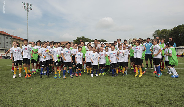 Germano con i ragazzi del City Camp (Foto Ivan Benedetto)