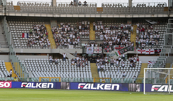 Tifosi della Pro Vercelli a Torino (Foto Ivan Benedetto)