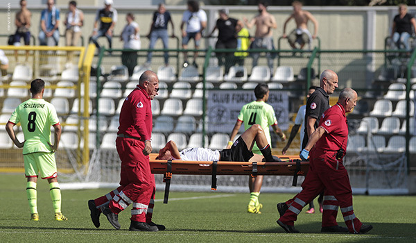 L'uscita in barella di Armando Vajushi (Foto Ivan Benedetto)