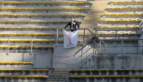 Paolo Gagnone nel settore ospiti di Bari (Foto Ivan Benedetto)