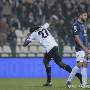 Ebagua esulta per il gol al Latina (Foto Ivan Benedetto)