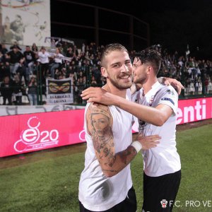 Emmanuello e La Mantia nell'esultanza a fine partita (Foto Ivan Benedetto)